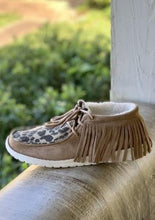 Load image into Gallery viewer, Taupe Leopard Print Moccasin Shoe

